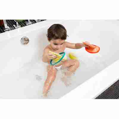 Enfant manipulant les trois bateaux Lilliputiens dans la baignoire