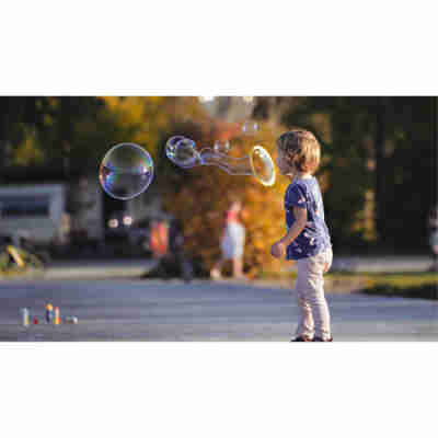 Jeu de bulles de savon en extérieur avec anneau géant