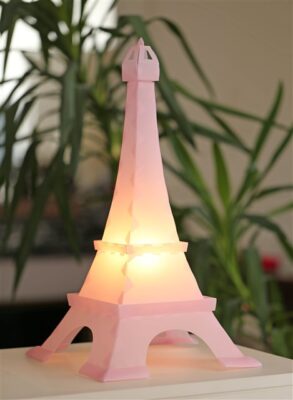 Lampe de décoration Tour Eiffel rose allumée de la marque R&M Coudert