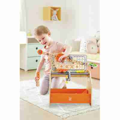 Enfant réalisant une construction mécanique avec l’Établi de découverte scientifique Hape