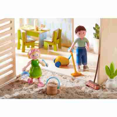 Accessoires Little Friends Nettoyage de printemps HABA en situation dans une maison de poupée