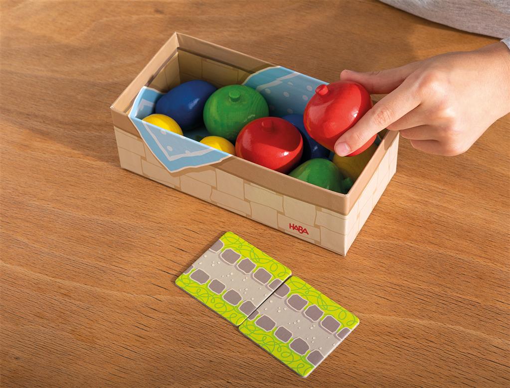 Mon premier verger 3 Enfant jouant à Mon Premier Verger avec les fruits en bois