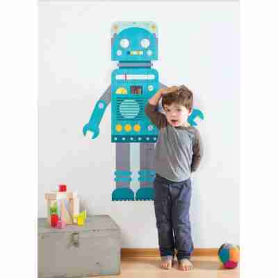 Enfant mesurant sa taille à côté de la toise robot bleu Petit Collage
