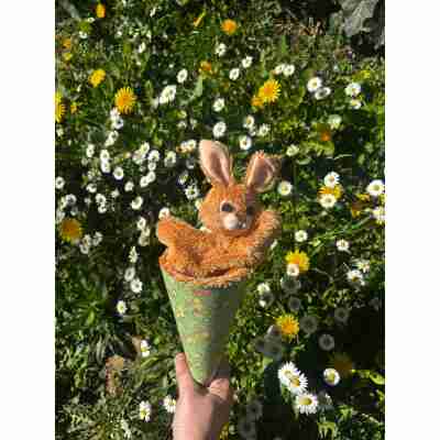 Lapin marotte Bass & Bass sortant de son cornet fleuri
