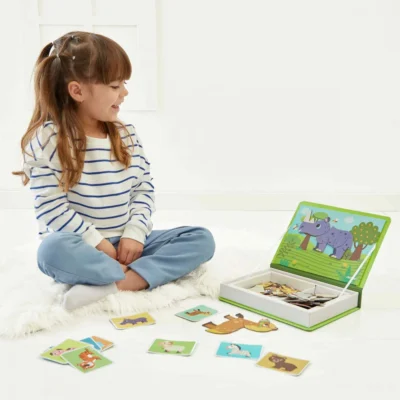 Enfant jouant avec les animaux du Magnéti'book Janod et ses cartes modèles