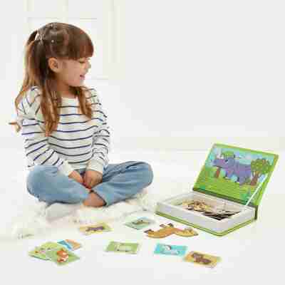 Enfant jouant avec les animaux du Magnéti'book Janod et ses cartes modèles