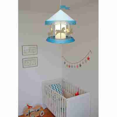 Suspension manège turquoise installée dans une chambre de bébé
