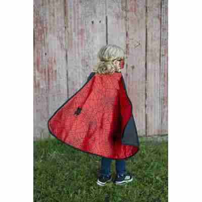 Enfant portant cape noire de super-héros