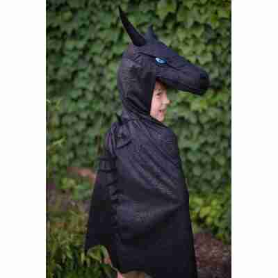Enfant portant la cape dragon noire avec tête rembourrée