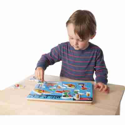 Enfant manipulant les pièces du puzzle sonore Les Outils Melissa and Doug