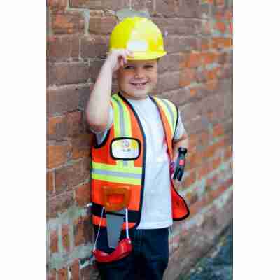 Enfant portant le set de chantier Great Pretenders avec casque jaune et gilet réfléchissant