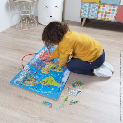 Enfant jouant avec le Puzzle du monde magnétique Janod