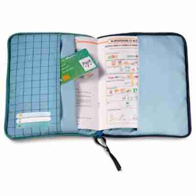 Intérieur de la housse carnet de santé Ignace Lilliputiens avec rangements pour documents et cartes