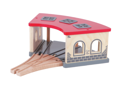 Gare de triage Hape E3704 en bois avec toit rouge et trois voies pour garer les locomotives