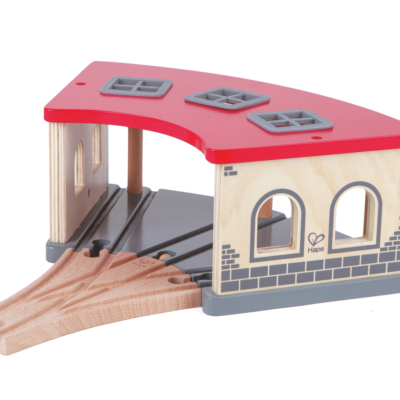 Gare de triage Hape E3704 en bois avec toit rouge et trois voies pour garer les locomotives