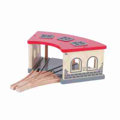 Gare de triage Hape E3704 en bois avec toit rouge et trois voies pour garer les locomotives