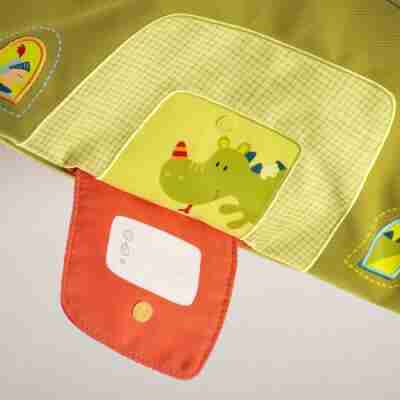 Étiquette personnalisable cachée derrière la petite porte du cartable Walter