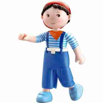 Figurine Little Friends Matze de HABA avec casquette rouge et tenue bleue