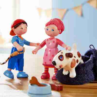 Enfant tenant les figurines Little Friends HABA Matze et une figurine fille