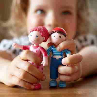 Matze de la collection Little Friends HABA avec une figurine fille et un petit chien