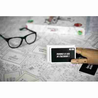 Carte enquête Micro Macro Crime City posée sur le plan de la ville