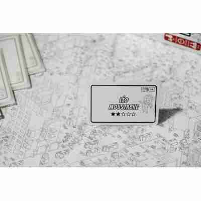 Carte enquête Micro Macro Crime City posée sur le plan de la ville