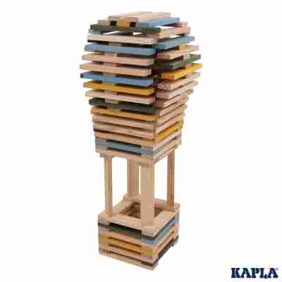 Haute tour construite avec des planchettes Kapla naturelles et colorées