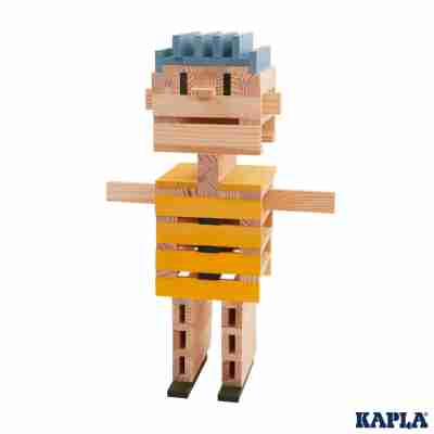 Personnage construit avec des planchettes Kapla naturelles jaunes bleues et vertes
