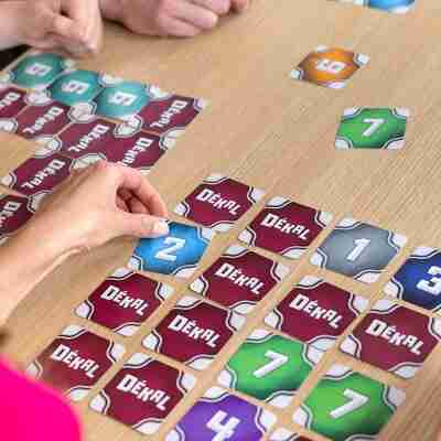 Joueur en train de déplacer des cartes dans une partie de Dékal