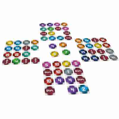 Matériel du jeu Dékal avec grilles de cartes et cartes numérotées