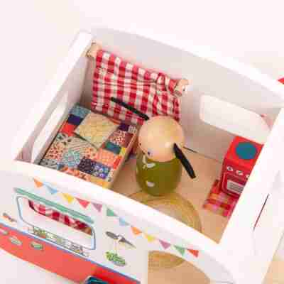 Intérieur de la caravane La Grande Famille avec lit et cuisine