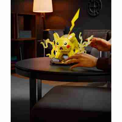 Personne assemblant la maquette 4D Build Pikachu sur une table