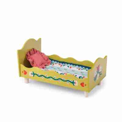 Lit en bois Les Minouchkas avec édredon fleuri et oreiller rayé Moulin Roty