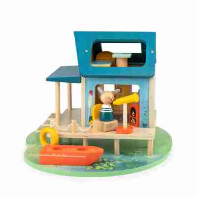 Intérieur de la maison du lac avec mobilier et longue-vue