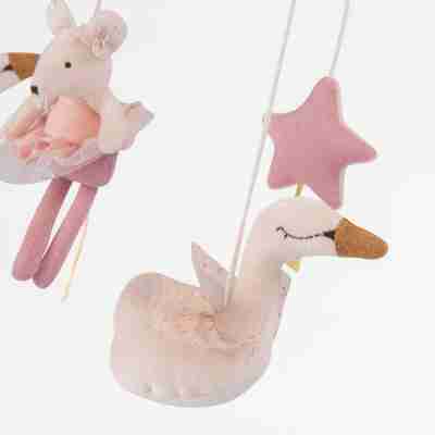 Cygne en tissu suspendu sur le mobile musical bébé