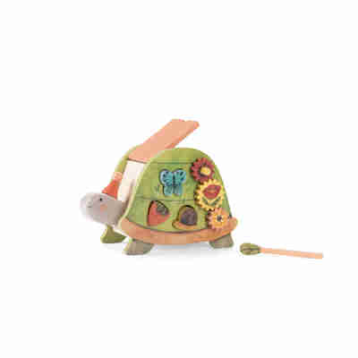 Tortue d’activités en bois Trois petits lapins posée au sol dans un univers enfant