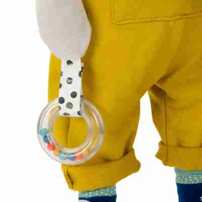 Anneau à billes colorées suspendu à la salopette du chien d’activités Pilou