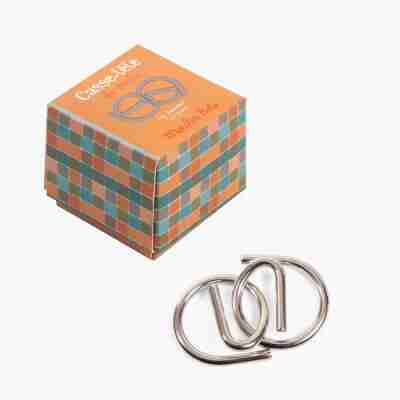 Détail des deux pièces métalliques identiques du casse-tête Les jumeaux à séparer