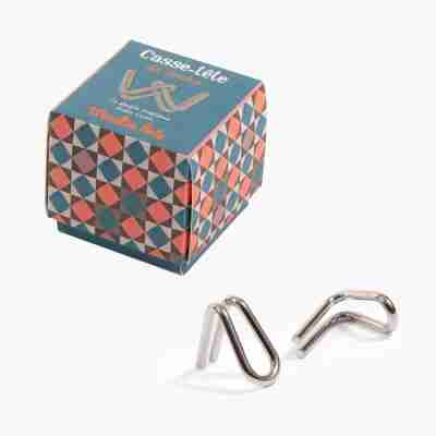 Deux pièces en métal emmêlées du casse-tête Le double problème Moulin Roty