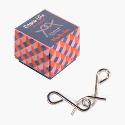 Casse-tête en métal avec deux pièces entremêlées Le double nœud