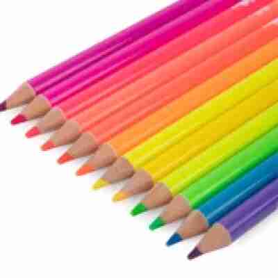 Gros plan sur les pointes des crayons de couleur néon aux teintes vives
