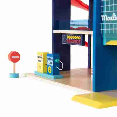 Détail des pompes et panneaux du garage