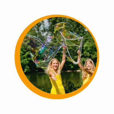 Bulles géantes créées avec le kit bulles XXL Pustefix