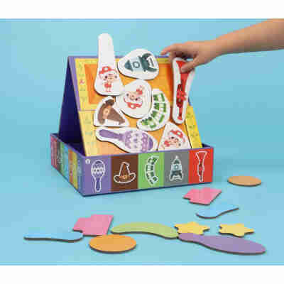 Enfant jouant au jeu Mon coffre à jouets en équilibre