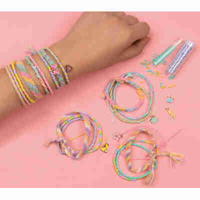 Bracelets arc-en-ciel réalisés avec le coffret créatif Auzou
