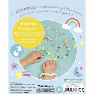 Détails des perles et breloques du coffret Mes premiers bijoux
