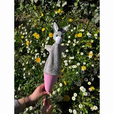 Marotte âne Bass & Bass manipulée en extérieur dans l’herbe