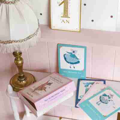 Cartes bébé La petite école de danse mises en scène dans une chambre