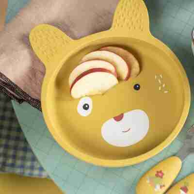 Ptit Loustic – Magasin de jeux et jouets à Saint-Étienne 99 Assiette silicone Trois petits lapins avec fruits posés dessus