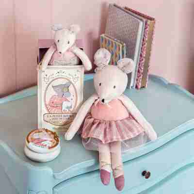 Petite souris rose ballerine présentée dans un univers doux et poétique